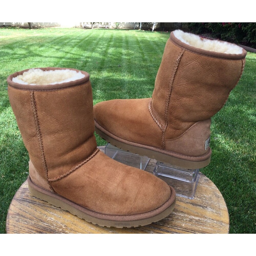 UGG Classic Short Size 7 Sheepskin Boots 5825 Womens Chestnut Leather EU 38